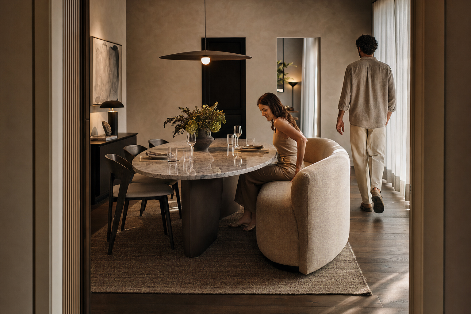 Doorloop en beenruimte rond ovale eettafel met bank